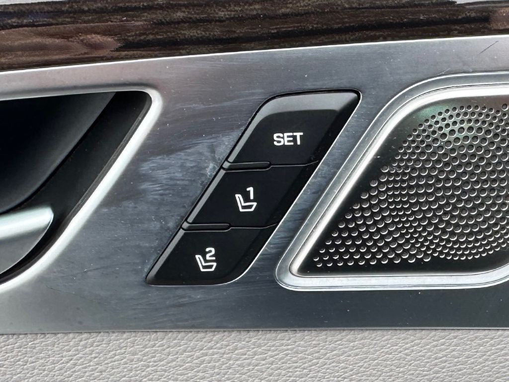 2018 Genesis G80 Image 32