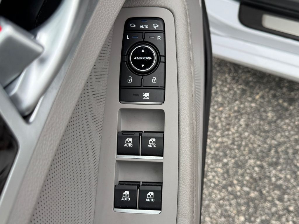 2018 Genesis G80 Image 33