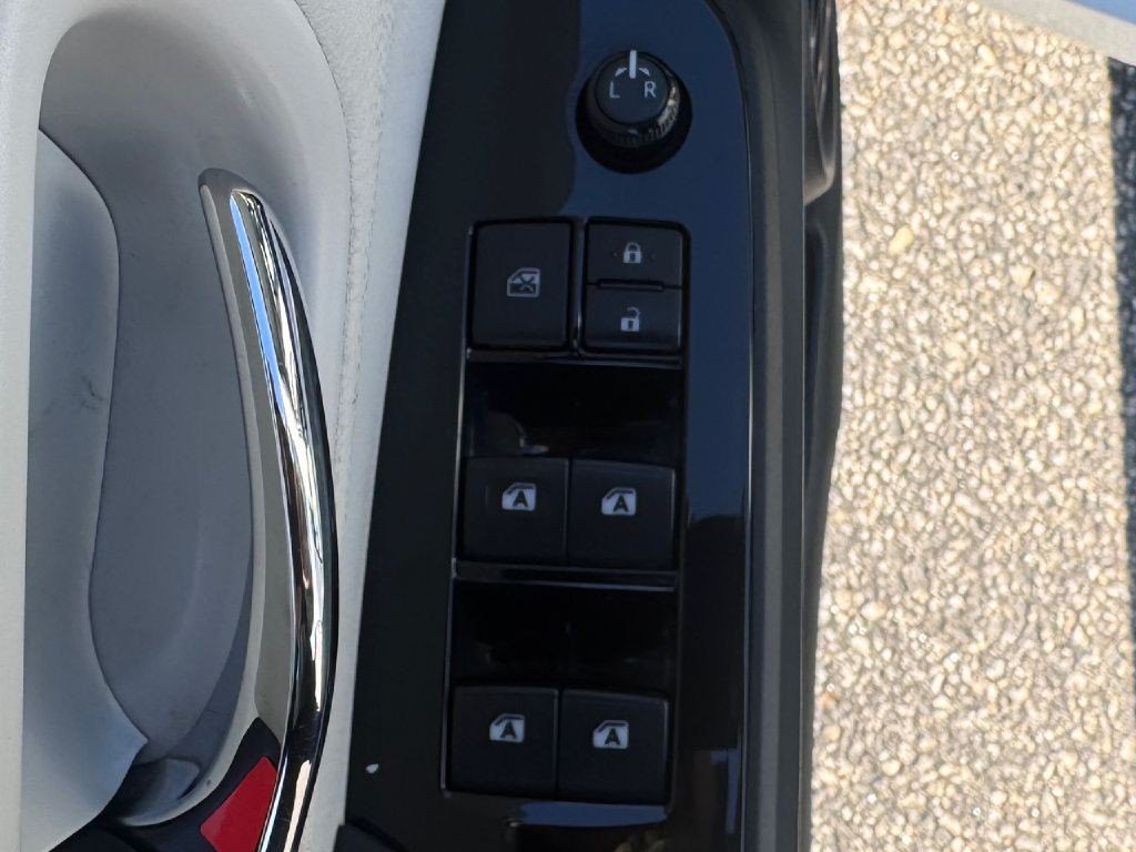 2017 Toyota Prius Image 30