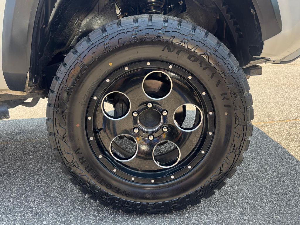 2020 Toyota Tacoma Image 8