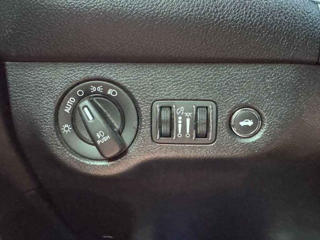 2018 Dodge Challenger Image 36