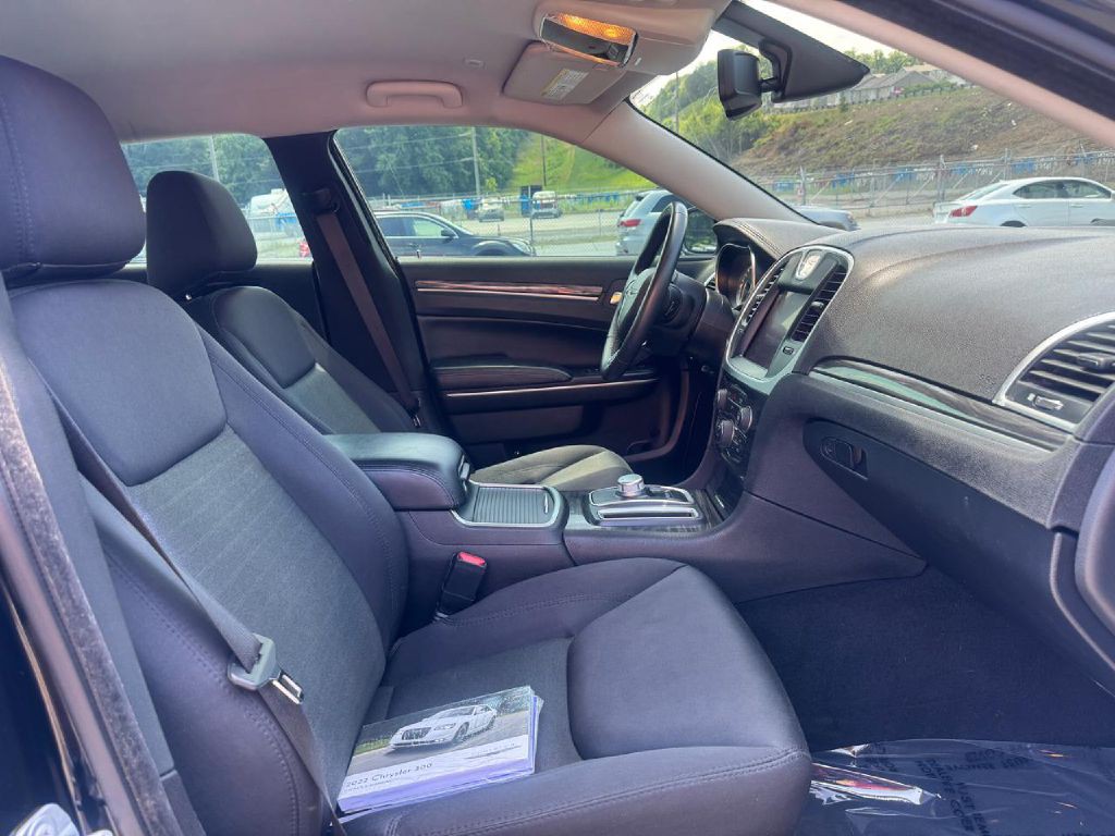 2022 Chrysler 300 Image 9