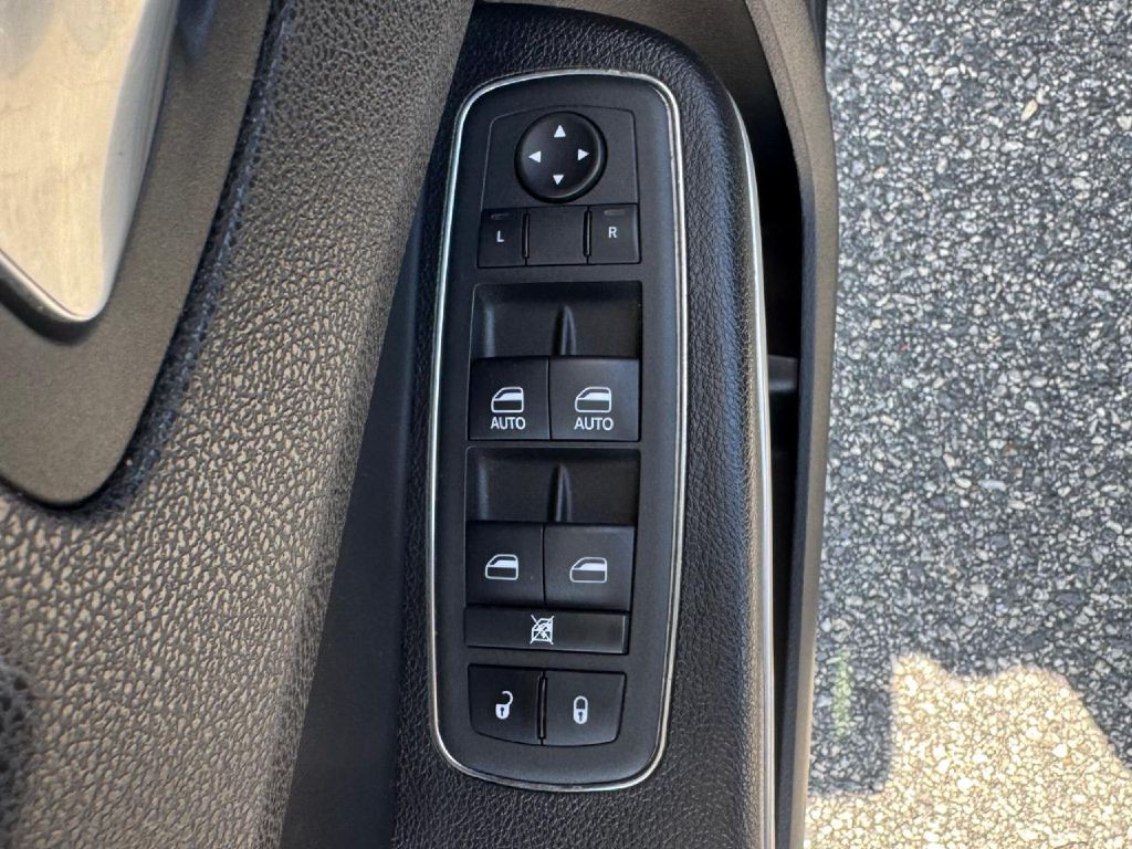 2022 Chrysler 300 Image 26