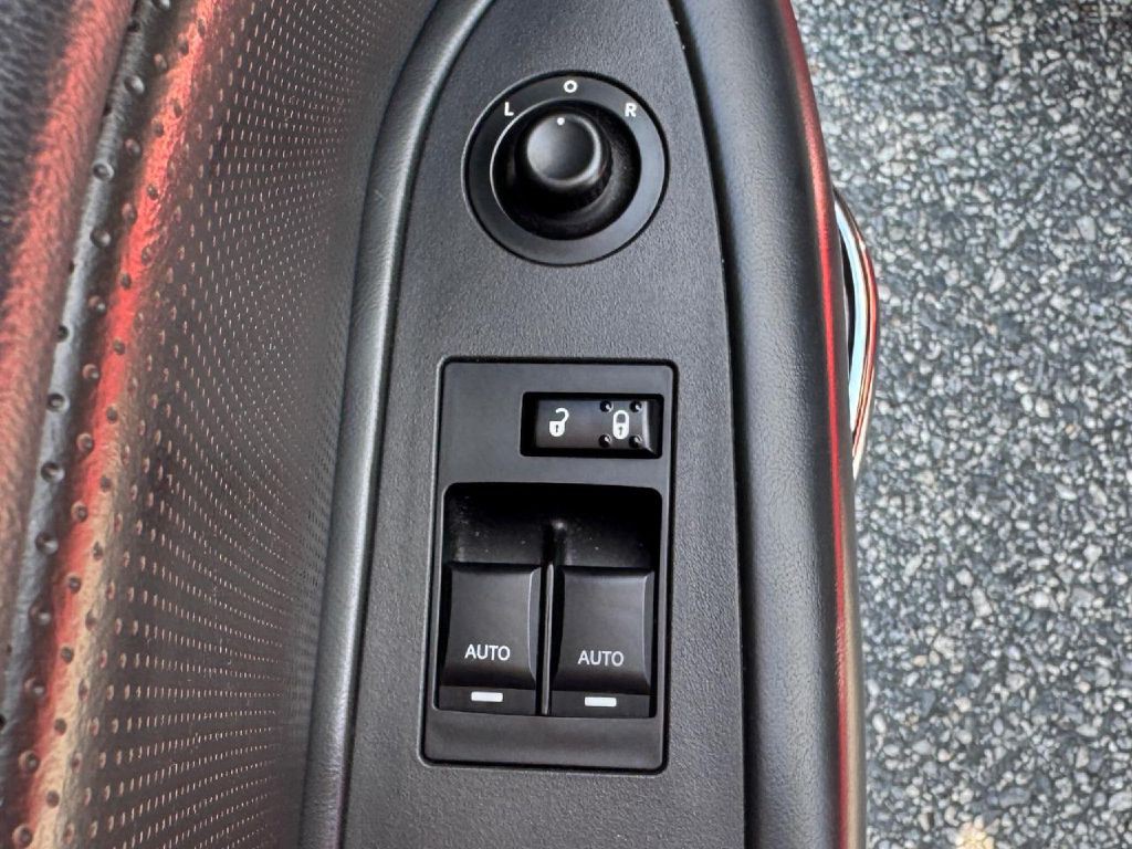 2009 Dodge Challenger Image 29