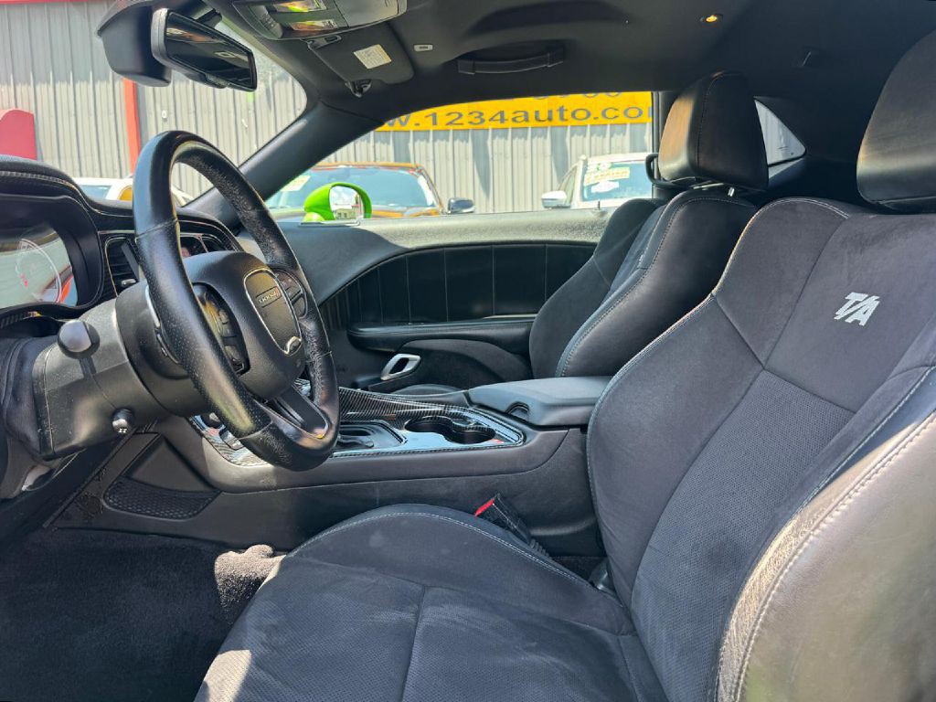 2017 Dodge Challenger Image 31
