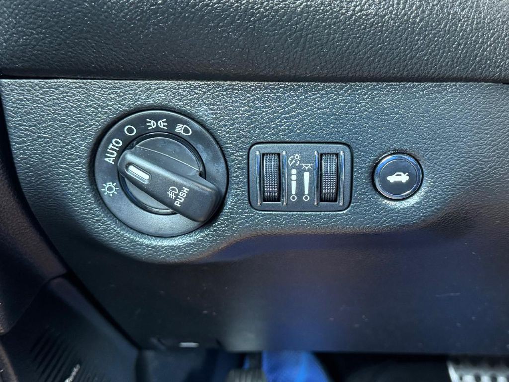 2017 Dodge Challenger Image 39