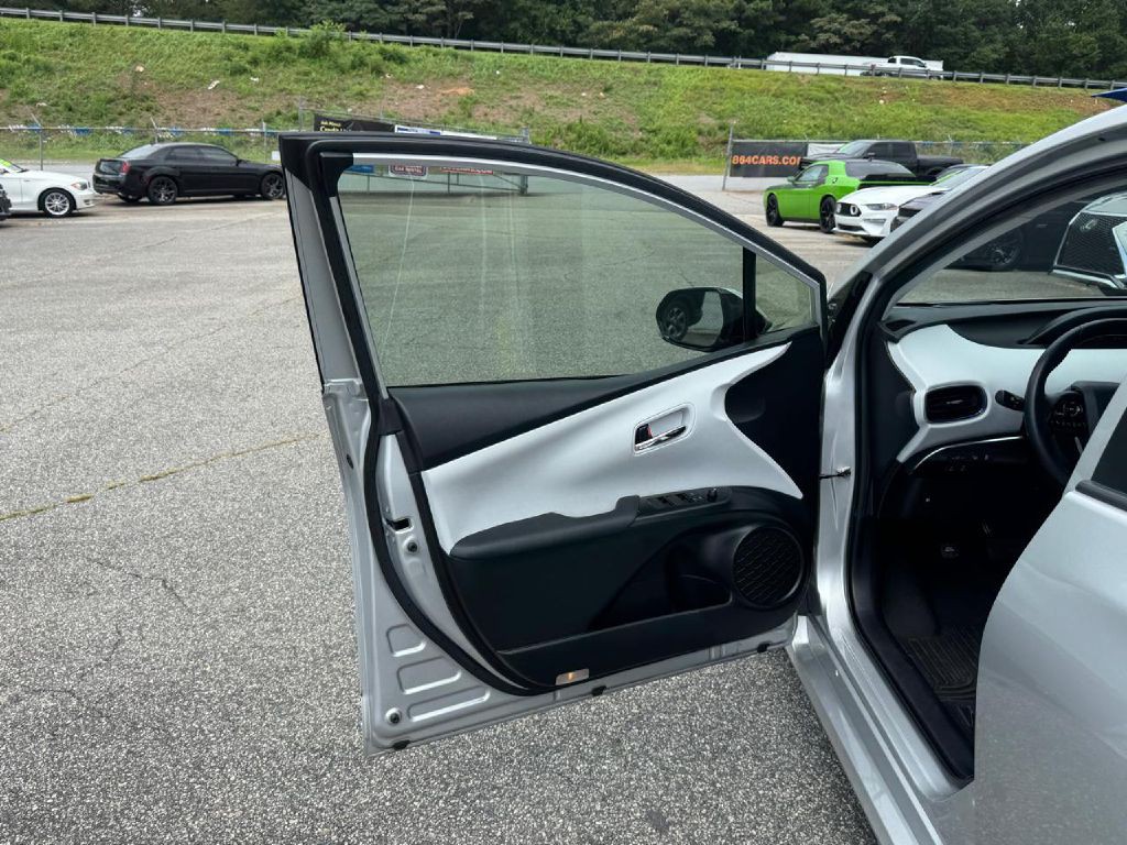 2020 Toyota Prius Image 25