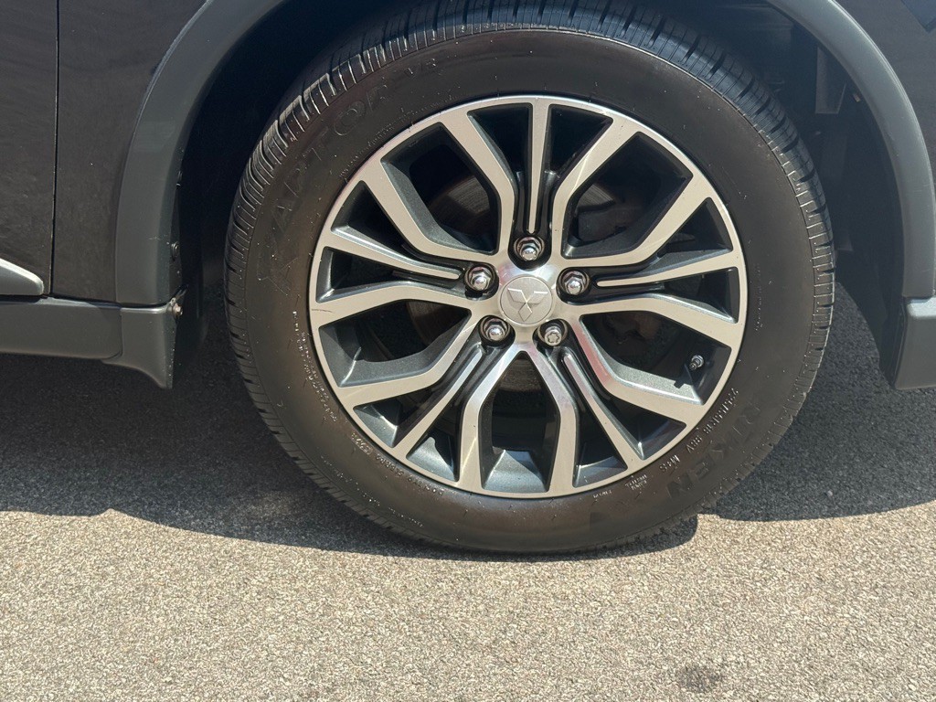 2016 Mitsubishi Outlander Image 16