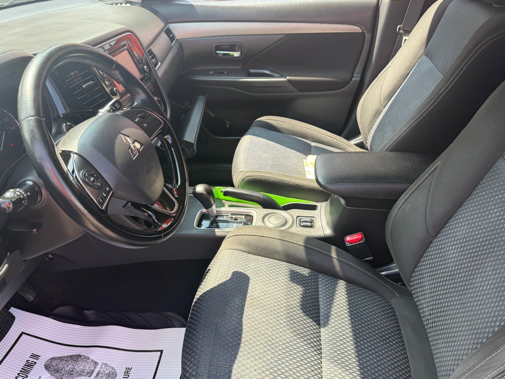 2016 Mitsubishi Outlander Image 23