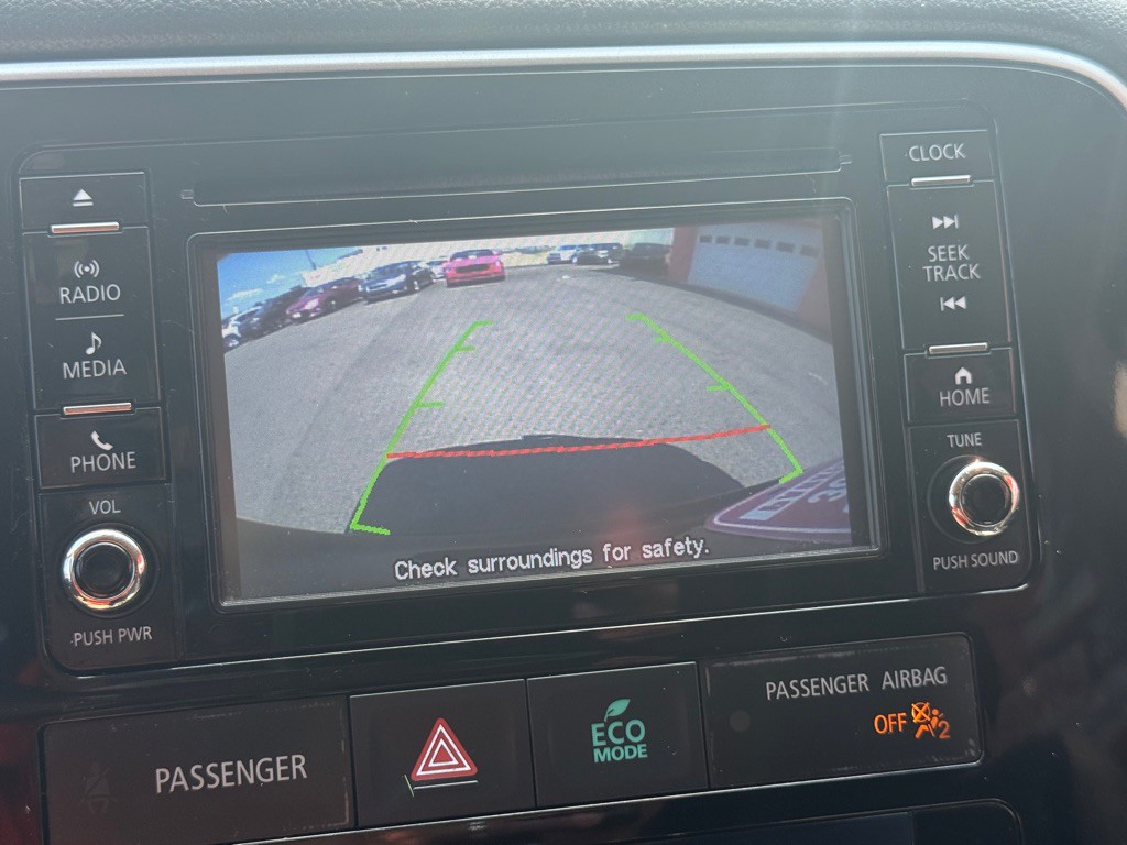 2016 Mitsubishi Outlander Image 35
