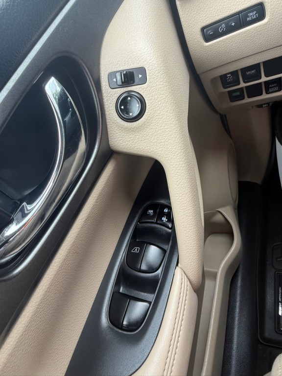 2016 Nissan Rogue Image 25