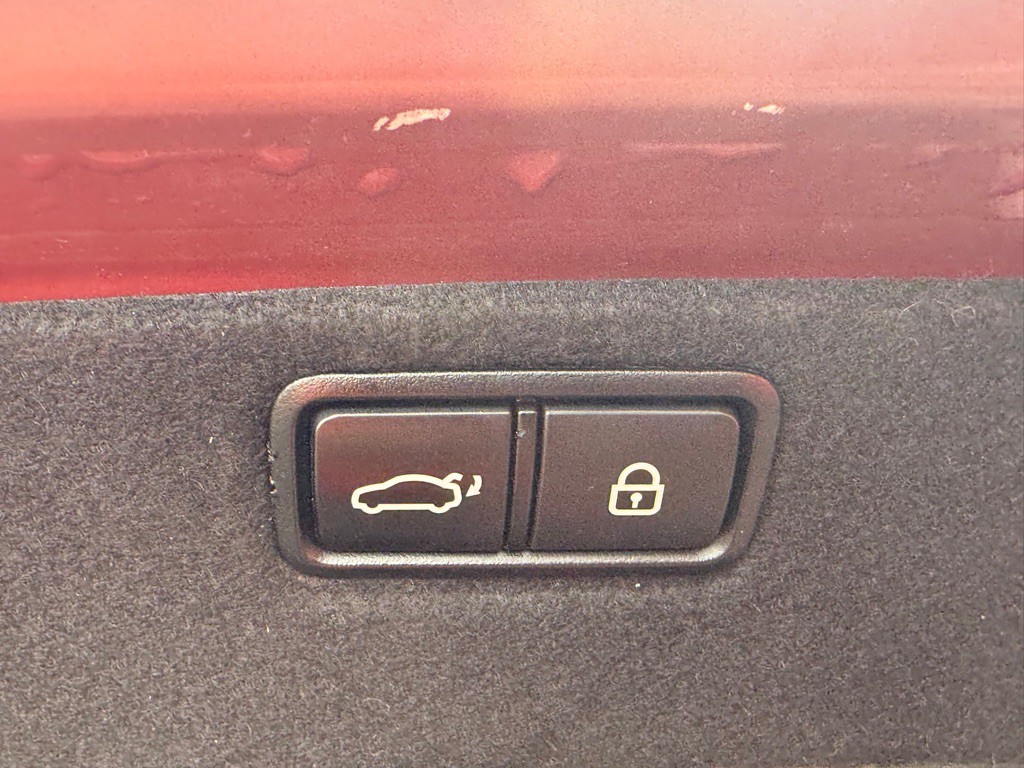 2016 Hyundai Genesis Image 22