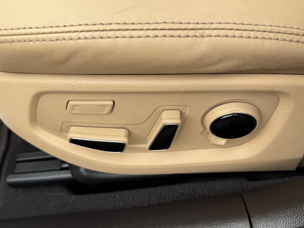 2016 Hyundai Genesis Image 26