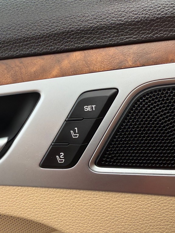 2016 Hyundai Genesis Image 27