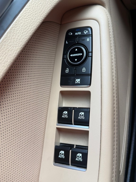 2016 Hyundai Genesis Image 28