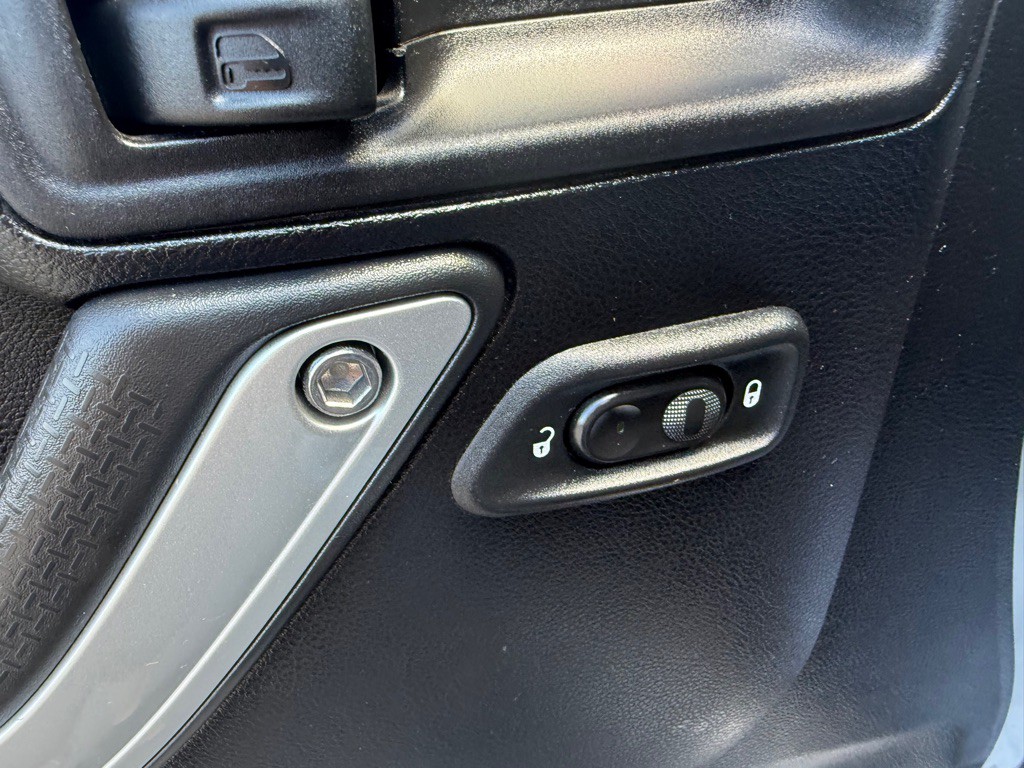 2011 Jeep Wrangler Unlimited Image 30