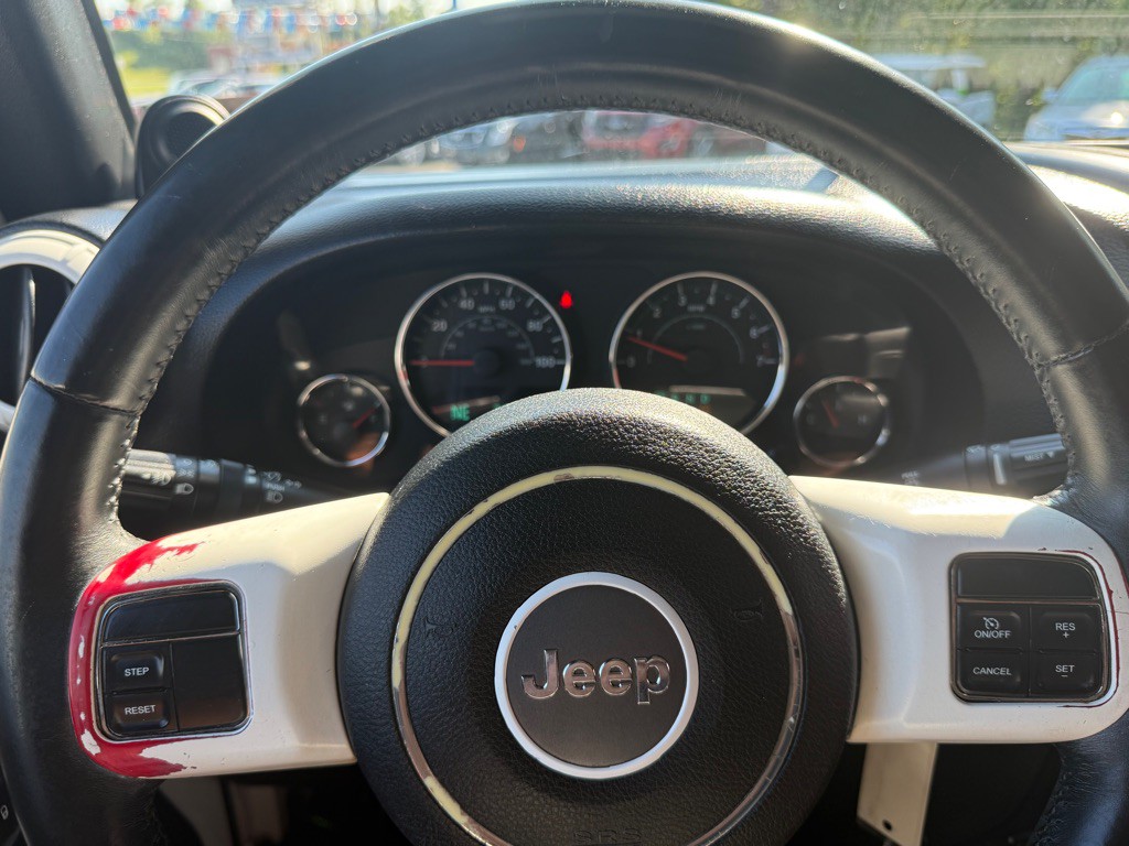 2013 Jeep Wrangler Image 21