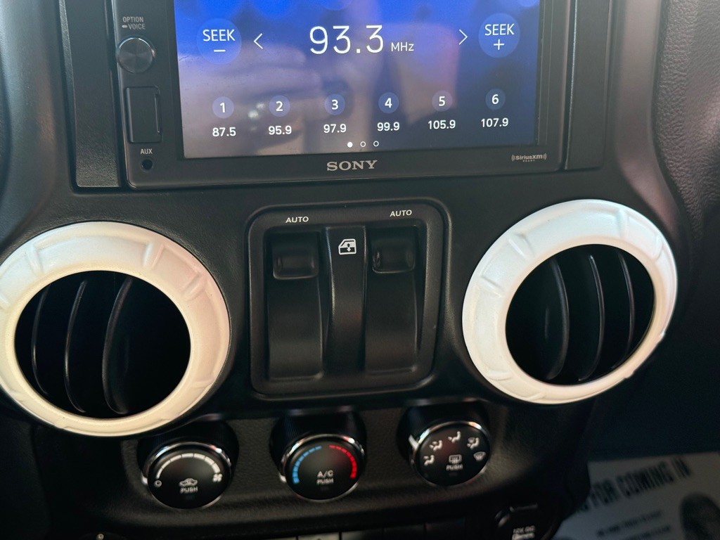 2013 Jeep Wrangler Image 23
