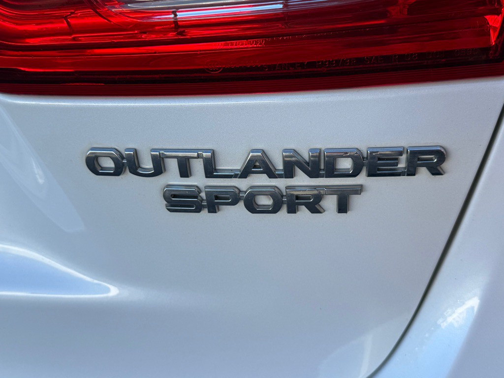 2015 Mitsubishi Outlander Image 16