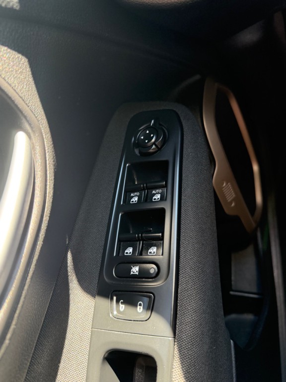 2015 Jeep Renegade Image 28