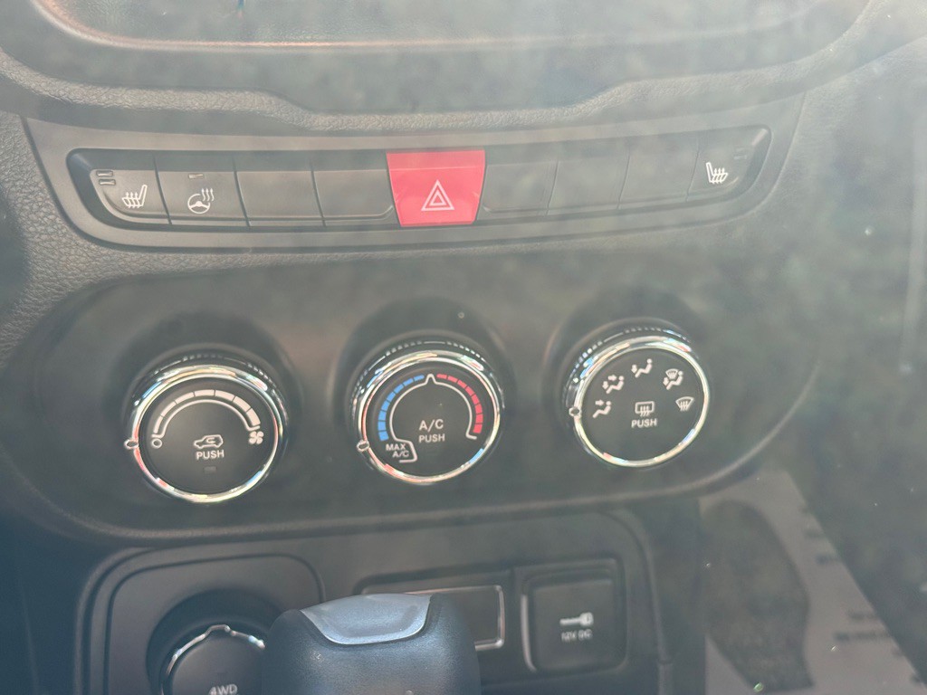 2015 Jeep Renegade Image 34