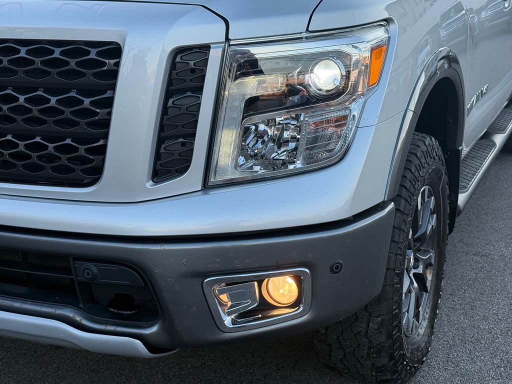2018 Nissan Titan Image 16