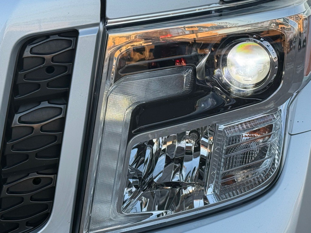 2018 Nissan Titan Image 17