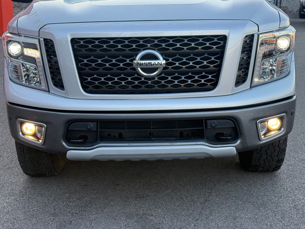2018 Nissan Titan Image 19