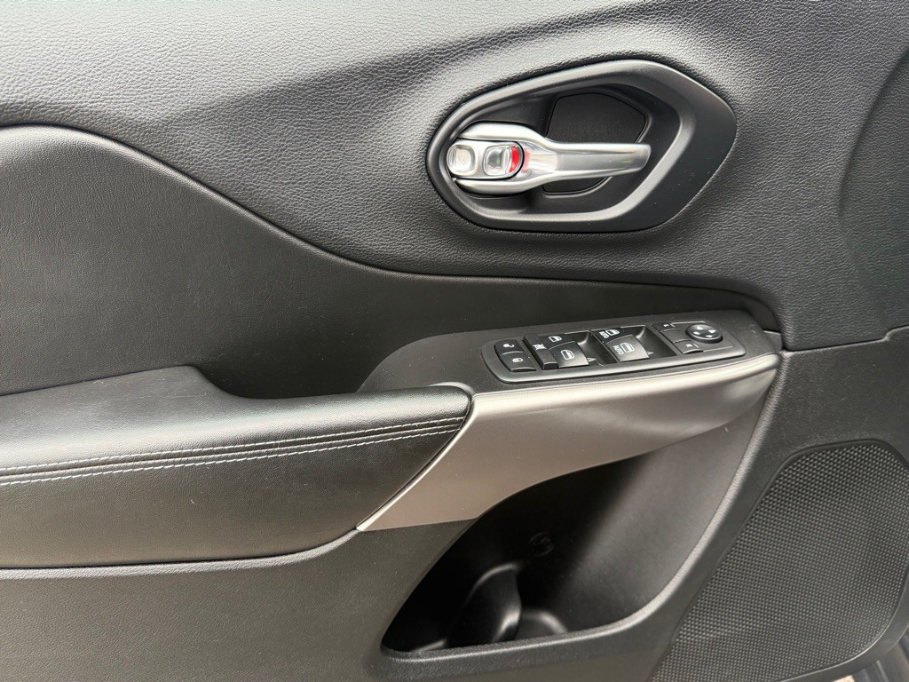 2019 Jeep Cherokee Image 32