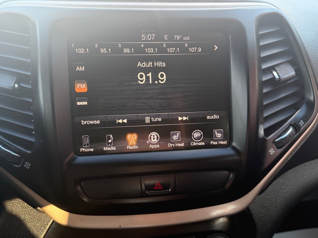 2015 Jeep Cherokee Image 32