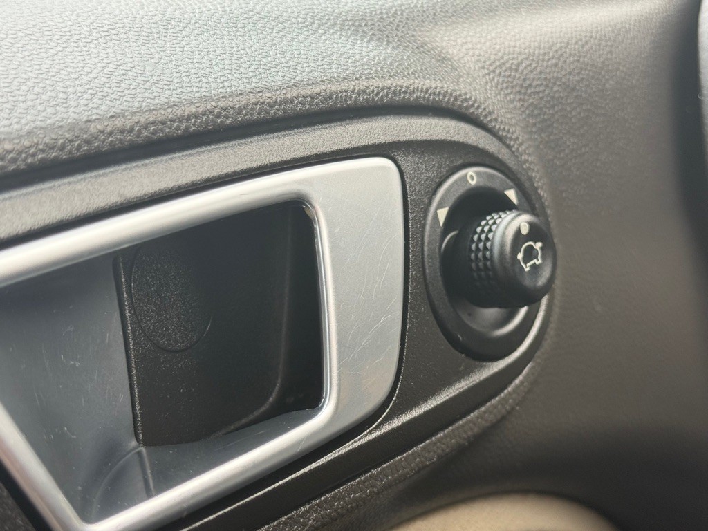 2015 Ford Fiesta Image 23