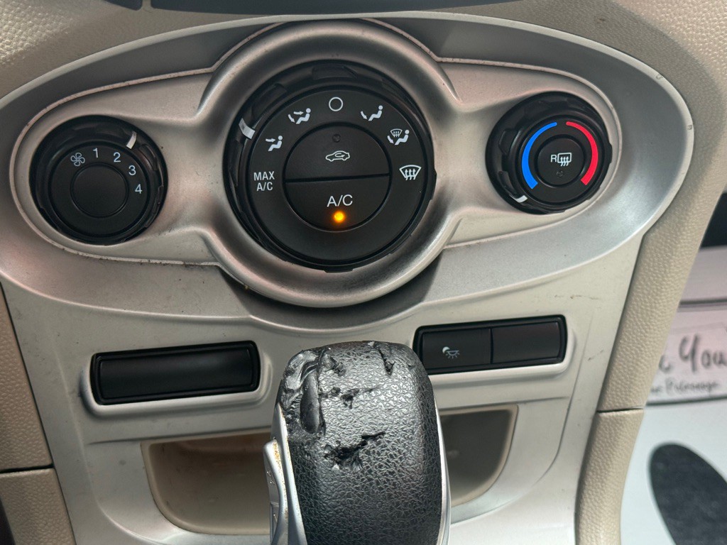 2015 Ford Fiesta Image 30