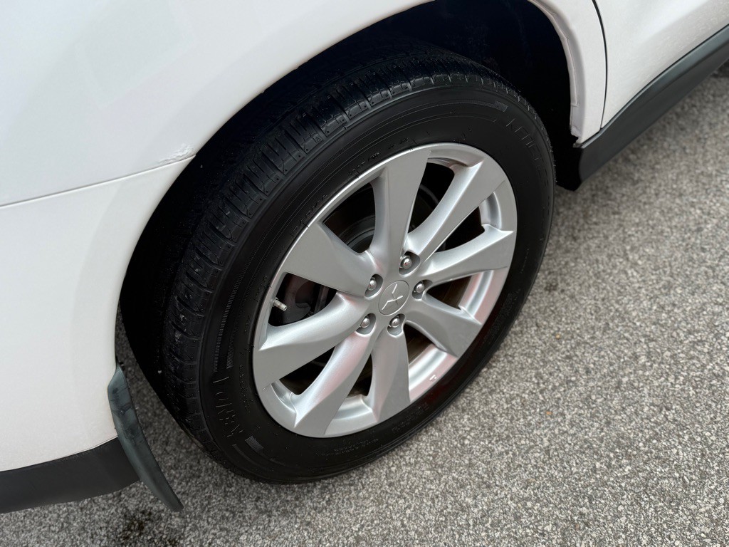 2014 Mitsubishi Outlander Image 16