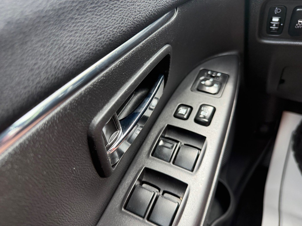 2014 Mitsubishi Outlander Image 27