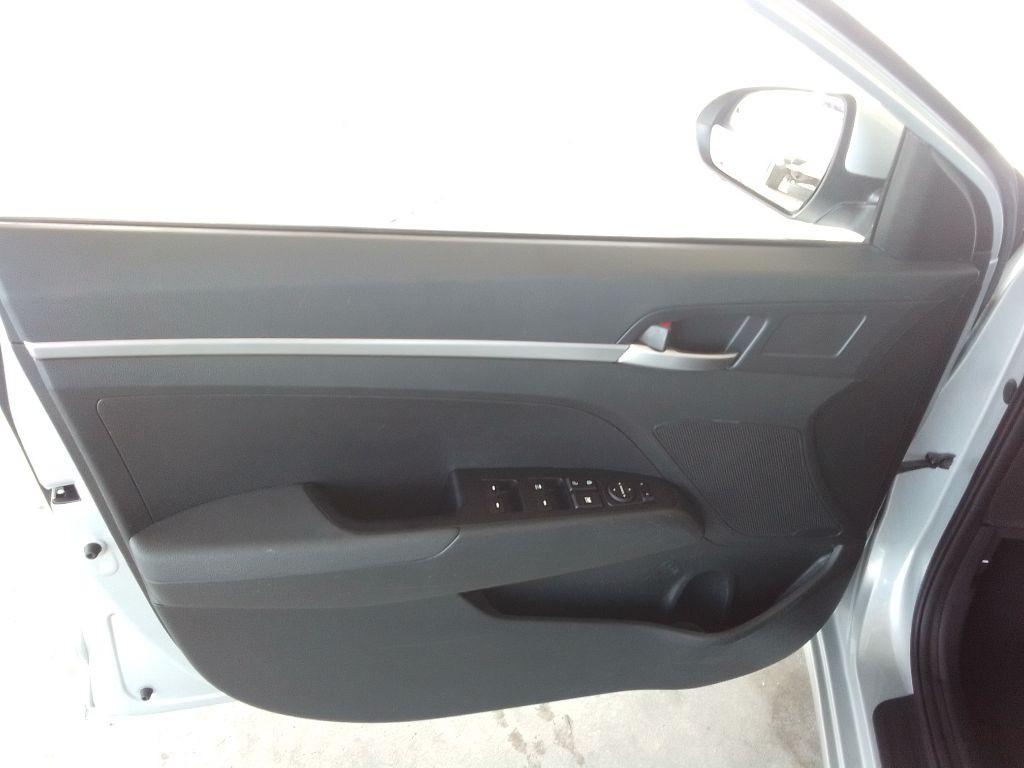 2019 Hyundai Elantra Image 17
