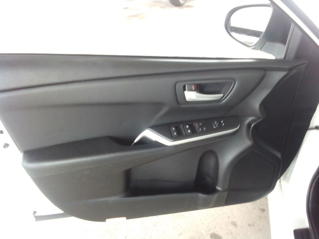2015 Toyota Camry Image 17