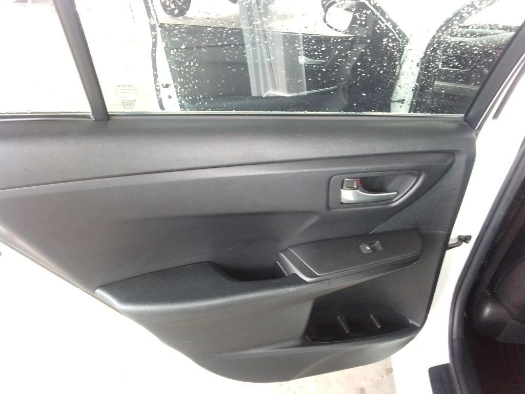 2015 Toyota Camry Image 18