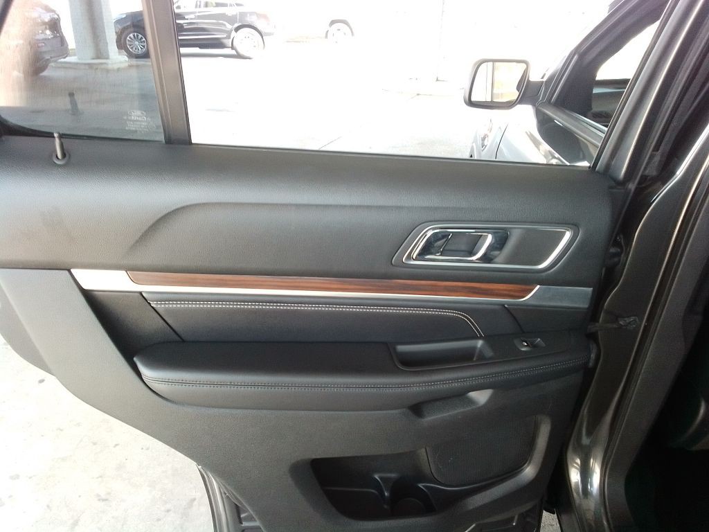 2017 Ford Explorer Image 25