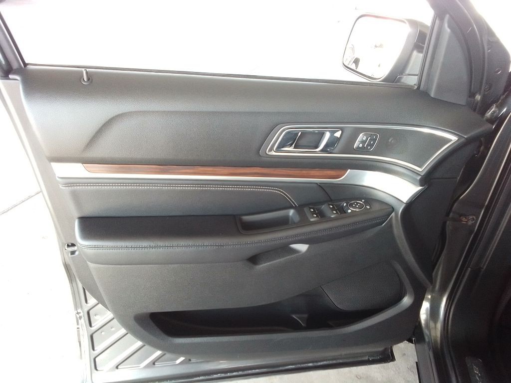 2017 Ford Explorer Image 26