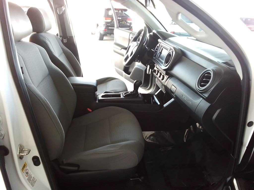 2016 Toyota Tacoma Image 15