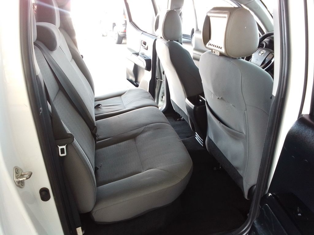2016 Toyota Tacoma Image 16