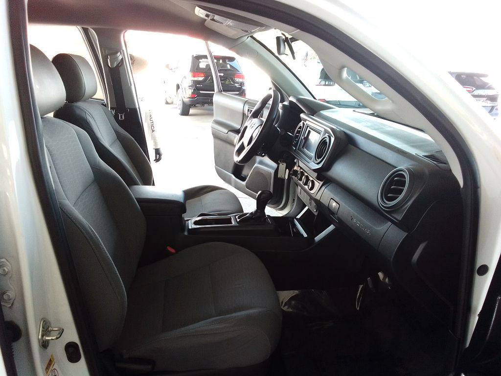 2016 Toyota Tacoma Image 17
