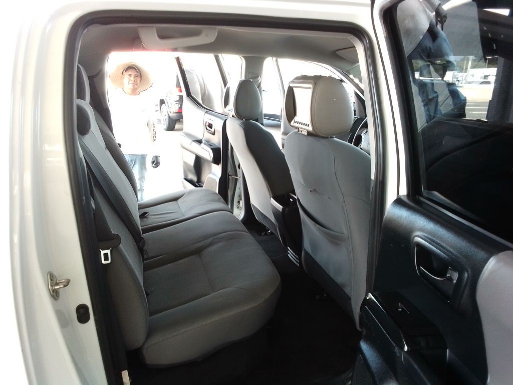 2016 Toyota Tacoma Image 18