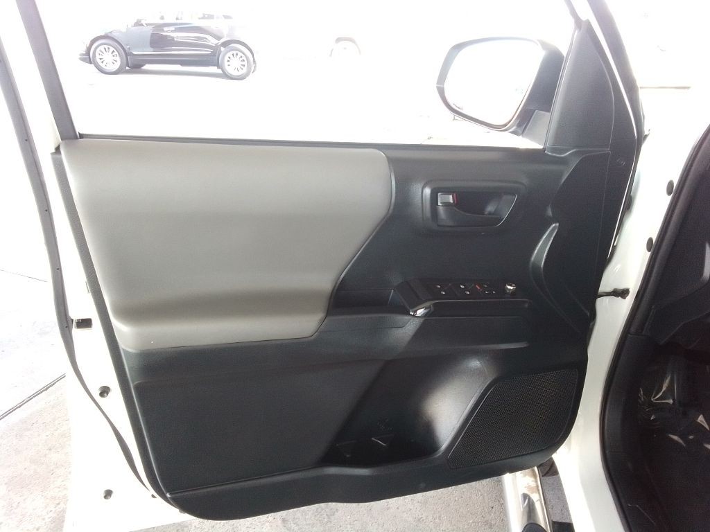 2016 Toyota Tacoma Image 21