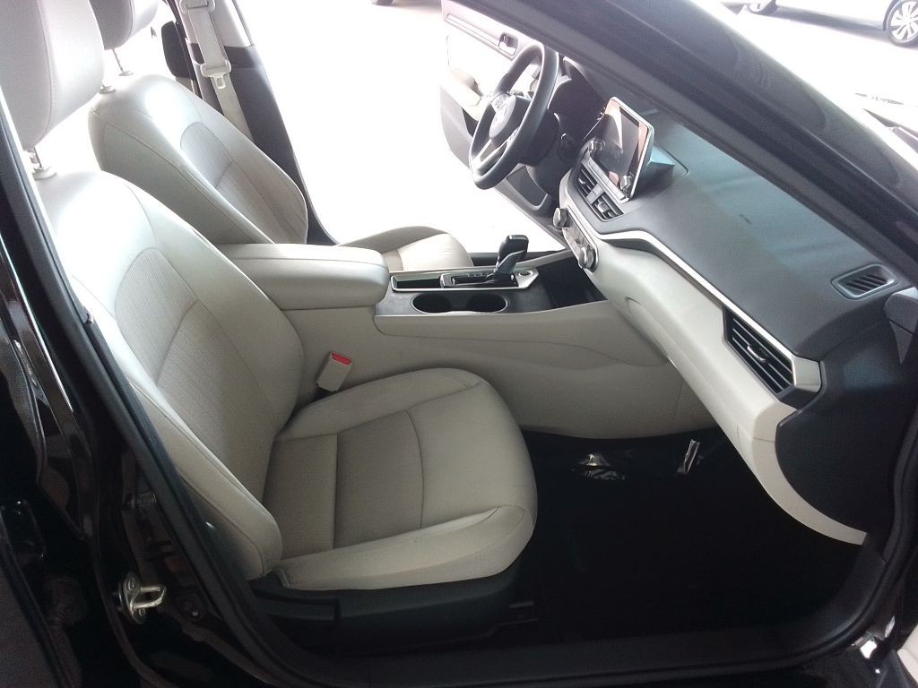 2019 Nissan Altima Image 16