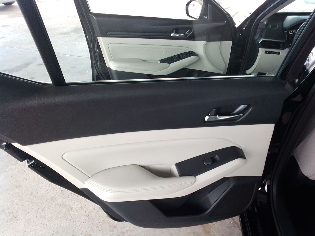 2019 Nissan Altima Image 19