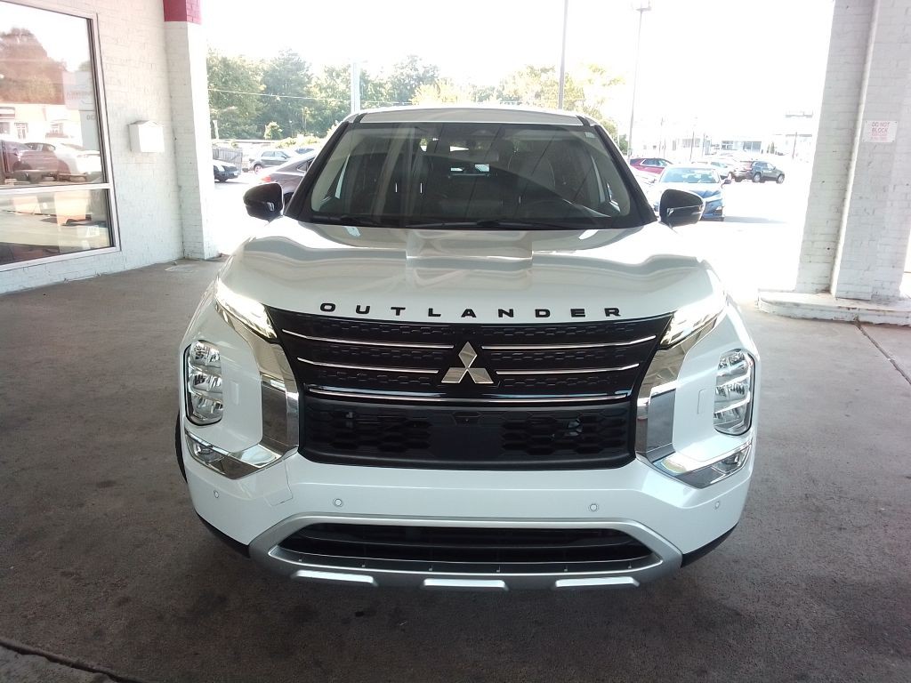 2022 Mitsubishi Outlander Image 2