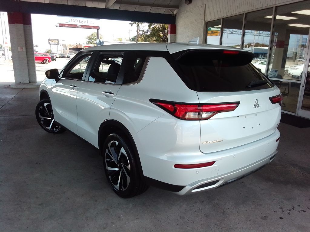 2022 Mitsubishi Outlander Image 4