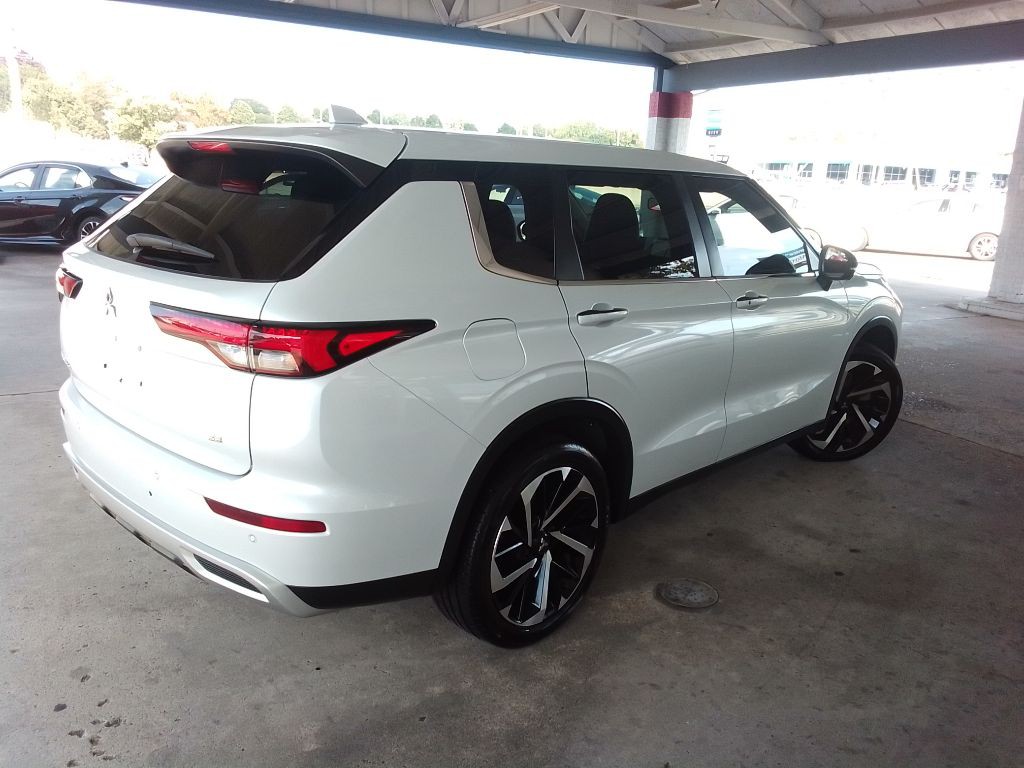 2022 Mitsubishi Outlander Image 5