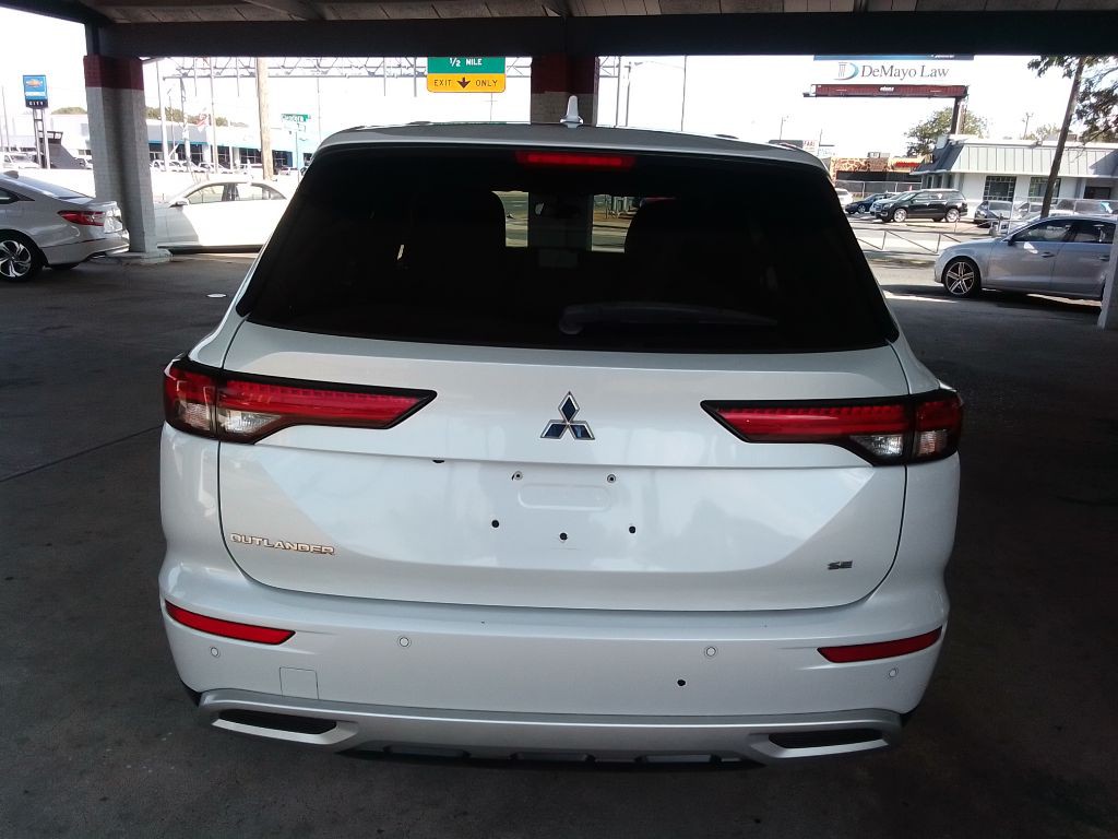 2022 Mitsubishi Outlander Image 6